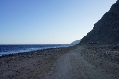 Akabe Körfezi 'ndeki Kızıl Deniz' deki gemiler. Dahab, Güney Sina Valiliği, Mısır 