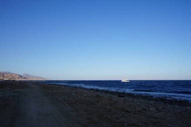 Akabe Körfezi 'ndeki Kızıl Deniz' de bir gemi. Dahab, Güney Sina Valiliği, Mısır 