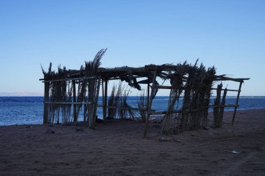 Akabe Körfezi 'ndeki Kızıldeniz' in yerel sakinleri için güneş tepe örtüsü olan dinlenme alanı. Dahab, Güney Sina Valiliği, Mısır 