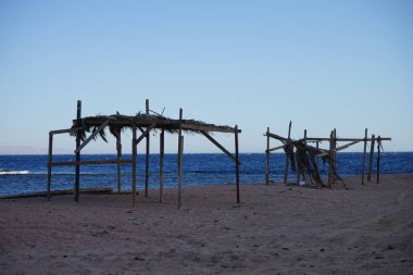 Akabe Körfezi 'ndeki Kızıldeniz' in yerel sakinleri için güneş tepe örtüsü olan dinlenme alanı. Dahab, Güney Sina Valiliği, Mısır  