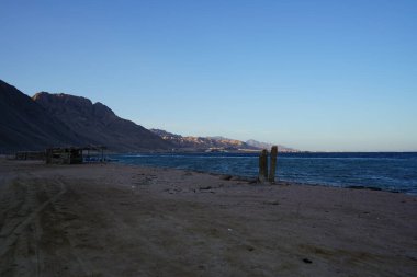 Akabe Körfezi 'ndeki Kızıldeniz' in yerel sakinleri için güneş tepe örtüsü olan dinlenme alanı. Dahab, Güney Sina Valiliği, Mısır  