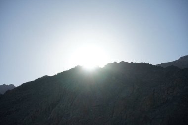 Dağın tepesinde gün batımı olan güzel bir manzara. Dahab, Güney Sina Valiliği, Mısır  