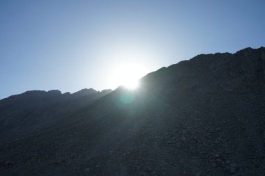 Dağın tepesinde gün batımı olan güzel bir manzara. Dahab, Güney Sina Valiliği, Mısır  