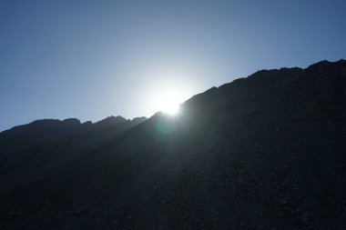 Dağın tepesinde gün batımı olan güzel bir manzara. Dahab, Güney Sina Valiliği, Mısır  