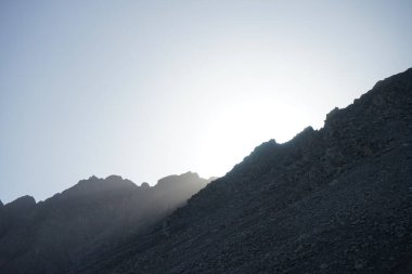 Dağın tepesinde gün batımı olan güzel bir manzara. Dahab, Güney Sina Valiliği, Mısır  