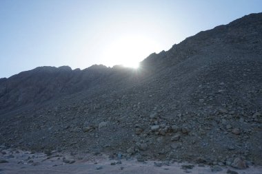 Dağın tepesinde gün batımı olan güzel bir manzara. Dahab, Güney Sina Valiliği, Mısır  