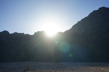 Dağın tepesinde gün batımı olan güzel bir manzara. Dahab, Güney Sina Valiliği, Mısır  