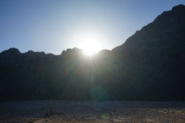 Dağın tepesinde gün batımı olan güzel bir manzara. Dahab, Güney Sina Valiliği, Mısır  