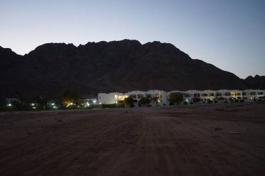 Otelin mimari ve park dinlenme alanı gece ışıklarının altında. Dahab, Güney Sina Valiliği, Mısır