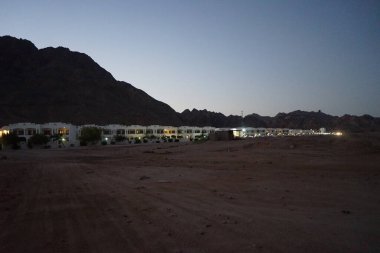 Otelin mimari ve park dinlenme alanı gece ışıklarının altında. Dahab, Güney Sina Valiliği, Mısır