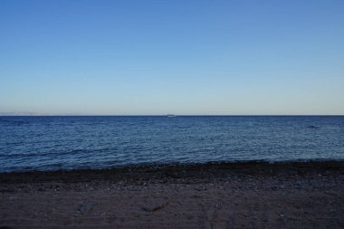 Akabe Körfezi 'ndeki Kızıl Deniz' de bir gemi. Dahab, Güney Sina Valiliği, Mısır 