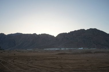 Otel ve dağ manzaralı güzel bir akşam manzarası. Dahab, Güney Sina Valiliği, Mısır