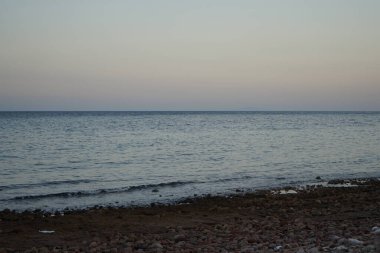 Akabe Körfezi 'ndeki muhteşem Kızıldeniz sahili. Dahab, Güney Sina Valiliği, Mısır  