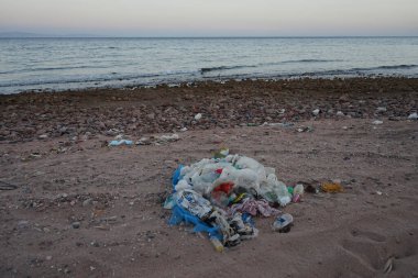 Akabe Körfezi 'ndeki Kızıl Deniz kıyısında çöp toplandı. Dahab, Güney Sina Valiliği, Mısır