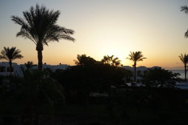 Akabe Körfezi ve Mutlu Yaşam Köyü 'nün üzerinde gün doğumu. Dahab, Güney Sina Valiliği, Mısır