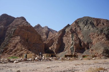 Malakot Dağı vahası turizm sahasındaki binalar ve bitki örtüsüyle muhteşem bir manzara. Dahab, Güney Sina Valiliği, Mısır 