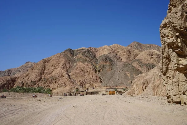 Malakot Dağı vahası turizm sahasındaki binalar ve bitki örtüsüyle muhteşem bir manzara. Dahab, Güney Sina Valiliği, Mısır 