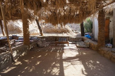 Turistlerin Malakot Dağı vahasında dinlenmeleri için güneş tepe örtüsü. Dahab, Güney Sina Valiliği, Mısır 