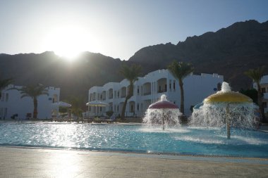 Happy Life Village havuzunda gün batımı. Dahab, Güney Sina Valiliği, Mısır 