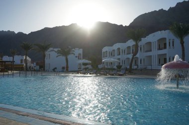 Happy Life Village havuzunda gün batımı. Dahab, Güney Sina Valiliği, Mısır 