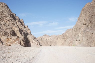 Malakot Dağı vahası turizm sahasında muhteşem bir manzara. Malakot Dağı vahası, Wadi Gnai, Dahab, Güney Sina Valiliği, Mısır 