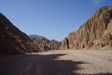 Malakot Dağı vahası turizm sahasında muhteşem bir manzara. Malakot Dağı vahası, Wadi Gnai, Dahab, Güney Sina Valiliği, Mısır 