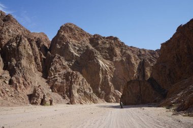 Malakot Dağı vahası turizm sahasında muhteşem bir manzara. Malakot Dağı vahası, Wadi Gnai, Dahab, Güney Sina Valiliği, Mısır 