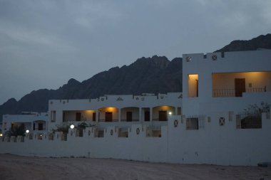Akşamları modern bir tatil köyünün mimarisi. Dahab, Güney Sina Valiliği, Mısır 