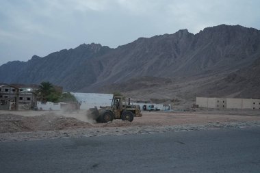 Tırtıl 966E Tekerlek Yükleyici inşaat alanında çalışıyor. Dahab, Güney Sina Valiliği, Mısır