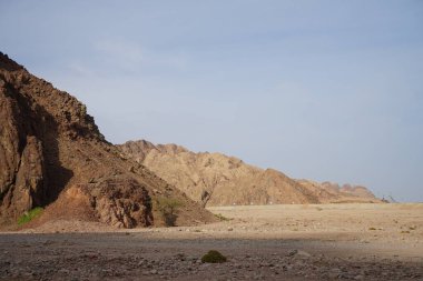 Malakot Dağı vahası civarındaki turistik güzergahın muhteşem manzarası. Dahab, Güney Sina Valiliği, Mısır    