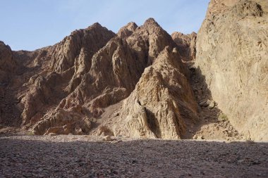 Malakot Dağı vahası civarındaki turistik güzergahın muhteşem manzarası. Dahab, Güney Sina Valiliği, Mısır 