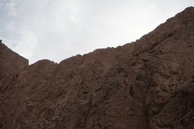 Malakot Dağı vahasındaki dağların jeolojik yapısı. Dahab, Güney Sina Valiliği, Mısır