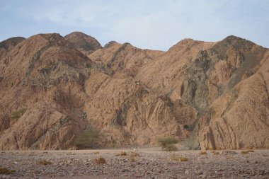 Malakot Dağı vahası, Wadi Gnai, Dahab, Güney Sina Valiliği, Mısır yakınlarındaki turizm rotasında muhteşem bir manzara.  