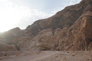 Malakot Dağı vahası, Wadi Gnai, Dahab, Güney Sina Valiliği, Mısır yakınlarındaki turizm rotasında muhteşem bir manzara.  