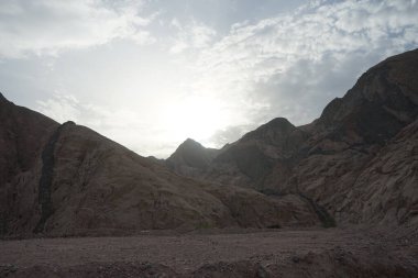 Malakot Dağı vahası, Wadi Gnai, Dahab, Güney Sina Valiliği, Mısır yakınlarındaki turizm rotasında muhteşem bir manzara.  