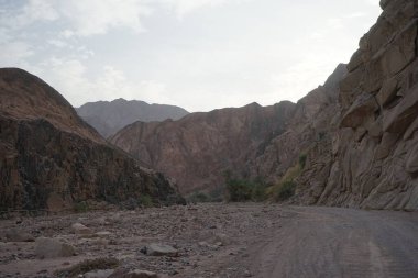Malakot Dağı vahası, Wadi Gnai, Dahab, Güney Sina Valiliği, Mısır yakınlarındaki turizm rotasında muhteşem bir manzara.  