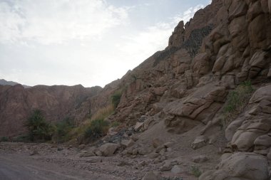 Malakot Dağı vahası, Wadi Gnai, Dahab, Güney Sina Valiliği, Mısır yakınlarındaki turizm rotasında muhteşem bir manzara.  