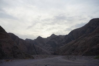 Malakot Dağı vahası civarındaki turistik güzergahın muhteşem manzarası. Dahab, Güney Sina Valiliği, Mısır   