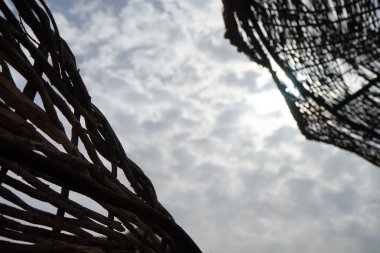 Güneş ışınları sahildeki şemsiyenin içinden parlıyor. Dahab, Güney Sina Valiliği, Mısır 