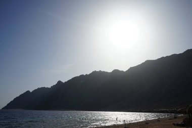 Güneş, Akabe Körfezi 'ndeki Kızıl Deniz kıyısında parlıyor. Dahab, Güney Sina Valiliği, Mısır 