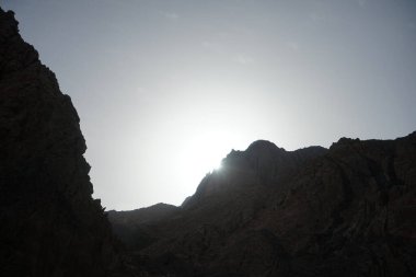 Malakot Dağı vahasındaki turist rotasındaki muhteşem dağ manzarasının üzerinde güneş. Dahab, Güney Sina Valiliği, Mısır 