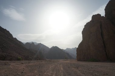 Malakot Dağı vahasındaki turist rotasındaki muhteşem dağ manzarasının üzerinde güneş. Dahab, Güney Sina Valiliği, Mısır 