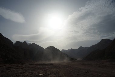 Malakot Dağı vahasındaki turist rotasındaki muhteşem dağ manzarasının üzerinde güneş. Dahab, Güney Sina Valiliği, Mısır 