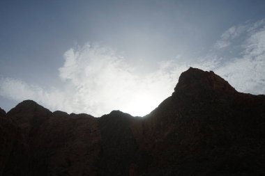 Malakot Dağı vahasındaki turist rotasındaki muhteşem dağ manzarasının üzerinde güneş. Dahab, Güney Sina Valiliği, Mısır 