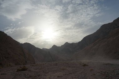 Malakot Dağı vahasındaki turist rotasındaki muhteşem dağ manzarasının üzerinde güneş. Dahab, Güney Sina Valiliği, Mısır 