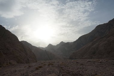 Malakot Dağı vahasındaki turist rotasındaki muhteşem dağ manzarasının üzerinde güneş. Dahab, Güney Sina Valiliği, Mısır 