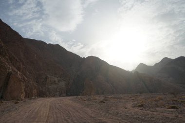 Malakot Dağı vahasındaki turist rotasındaki muhteşem dağ manzarasının üzerinde güneş. Dahab, Güney Sina Valiliği, Mısır 