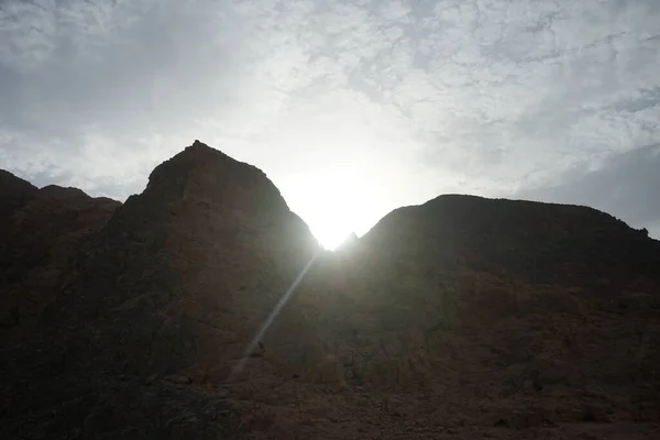 Sol Sobre Magnífico Paisaje Montaña Las Inmediaciones Ruta Turística Oasis —  Fotos de Stock
