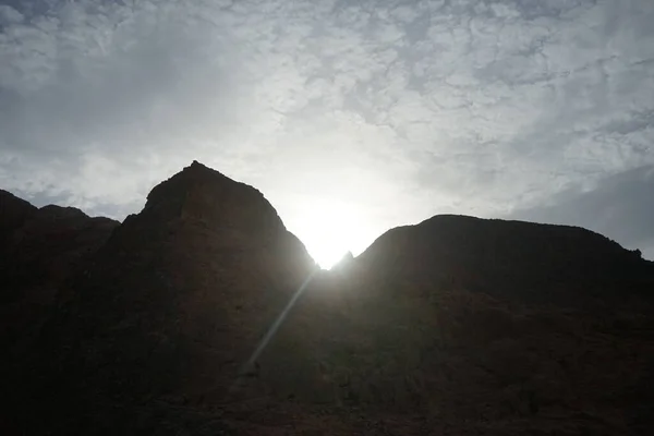 Sol Sobre Magnífico Paisaje Montaña Las Inmediaciones Ruta Turística Oasis —  Fotos de Stock