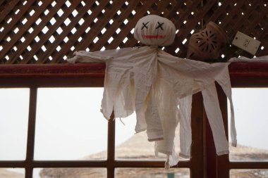 Tatil köyünde Cadılar Bayramı kutlaması. Cadılar Bayramı ya da Cadılar Bayramı, Cadılar Bayramı, Cadılar Bayramı, ya da Azizler Bayramı, Batı Hristiyan bayramının arifesi olan 31 Ekim 'de birçok ülkede kutlanan bir bayramdır. Dahab, Mısır